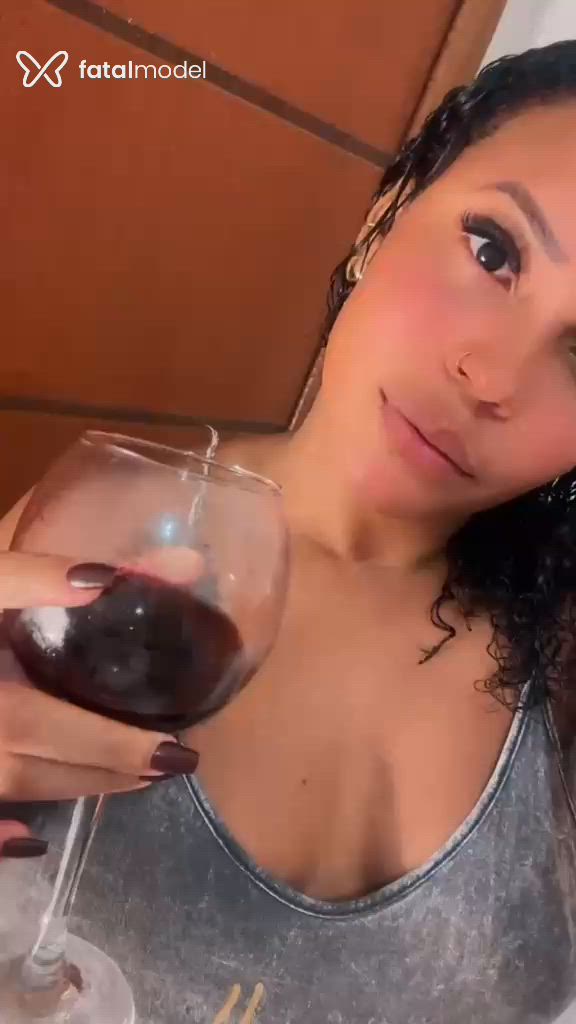 Acompanhante mulher morena (o) de olhos castanhos - Jade Acompanhante mulher morena (o) de olhos castanhos - Jade