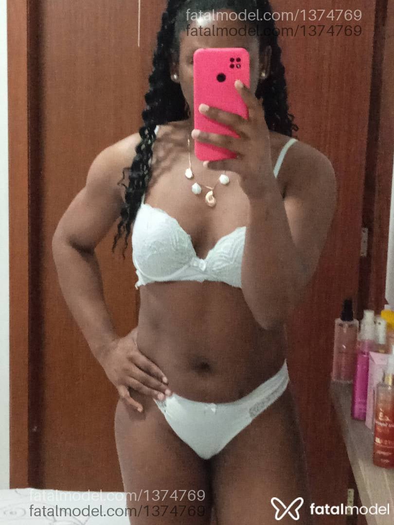 Acompanhante mulher morena (o) de olhos castanhos - Yasmim