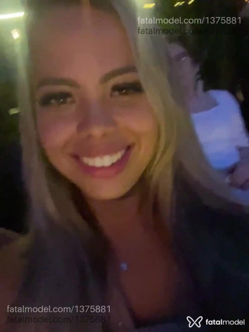 Acompanhante mulher loira (o) de olhos mel - Pérola