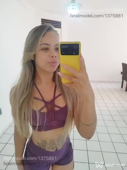 Acompanhante mulher loira (o) de olhos mel - Pérola