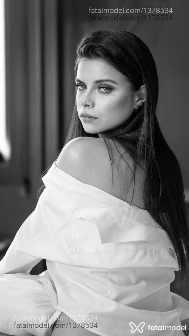 Acompanhante mulher morena (o) de olhos azuis - Karina