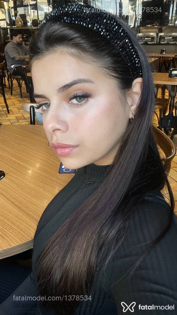 Acompanhante mulher morena (o) de olhos azuis - Karina
