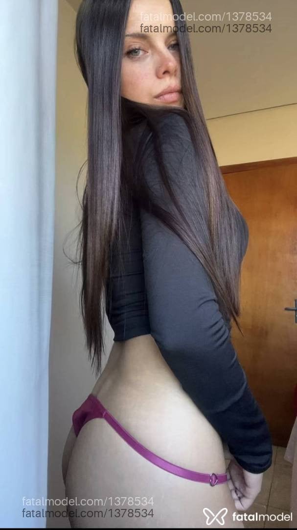 Acompanhante mulher morena (o) de olhos azuis - Karina