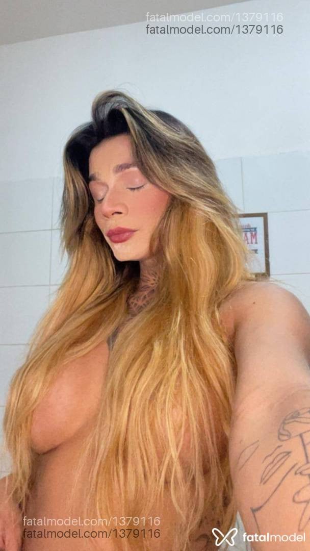 Acompanhante travesti loira (o) de olhos castanhos em São José - Stellar