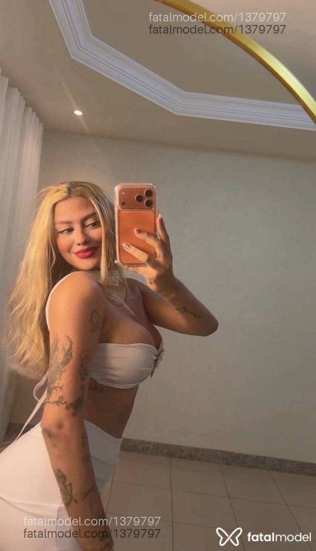 Acompanhante mulher trans loira (o) de olhos mel - Agnes Nunes