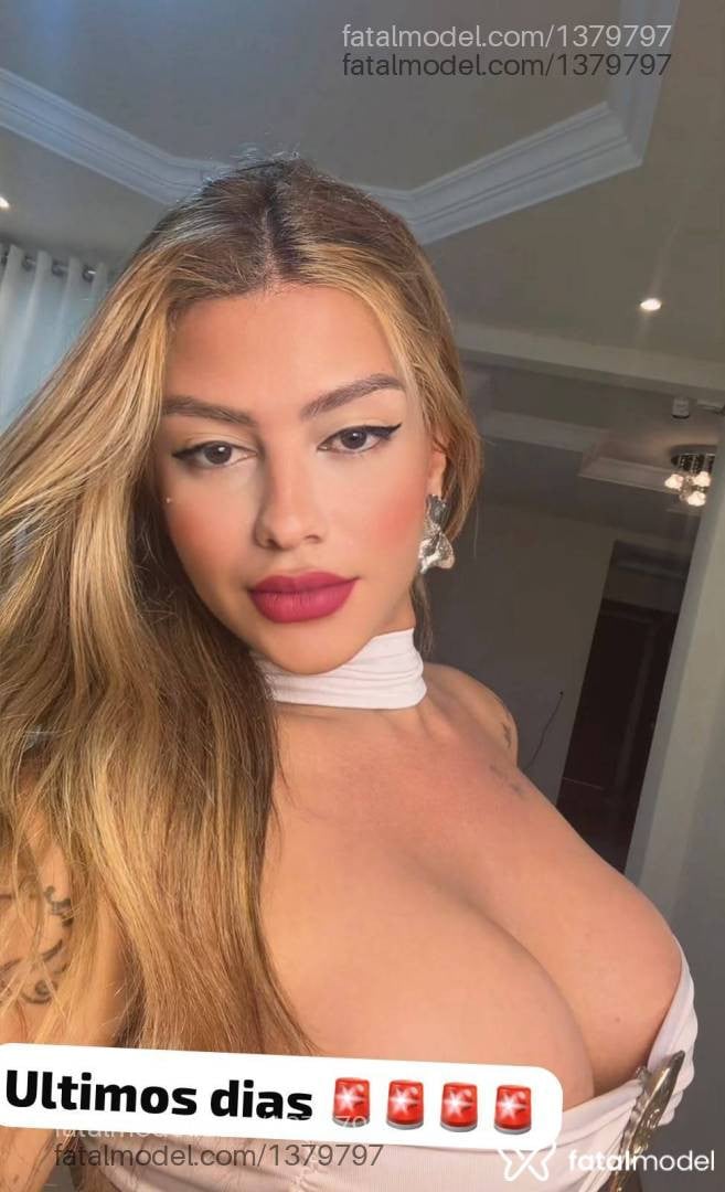 Acompanhante mulher trans loira (o) de olhos mel - Agnes Nunes
