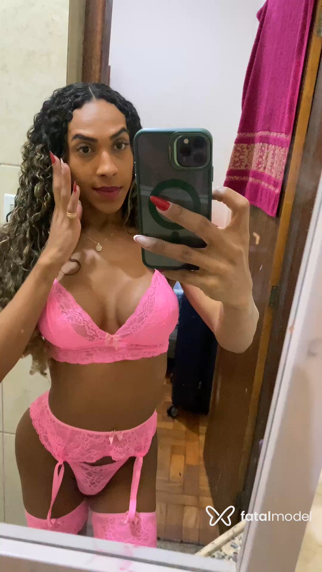 Acompanhante mulher trans morena (o) de olhos pretos - Sophia Menezes