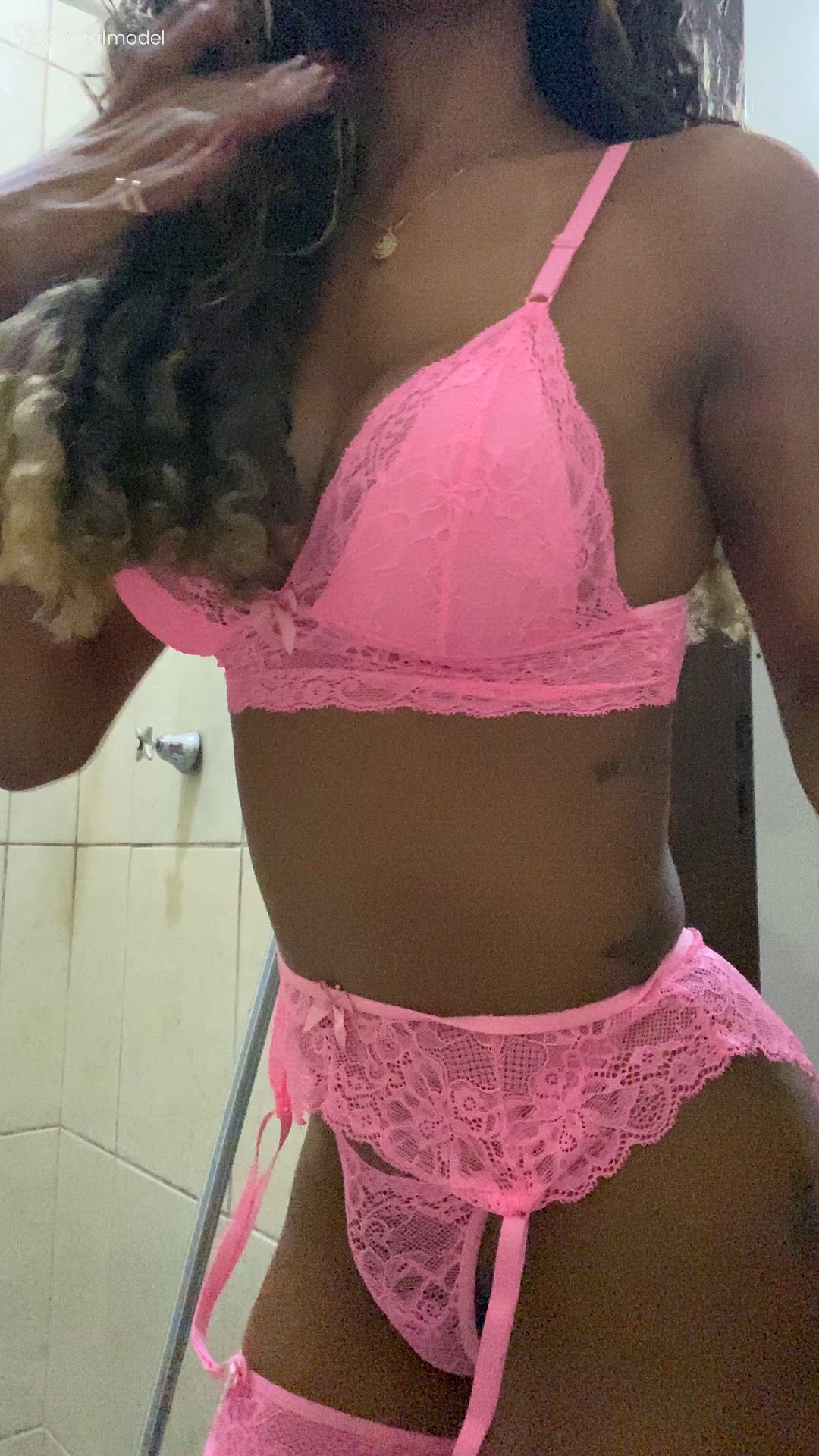 Acompanhante mulher trans morena (o) de olhos pretos - Sophia Menezes