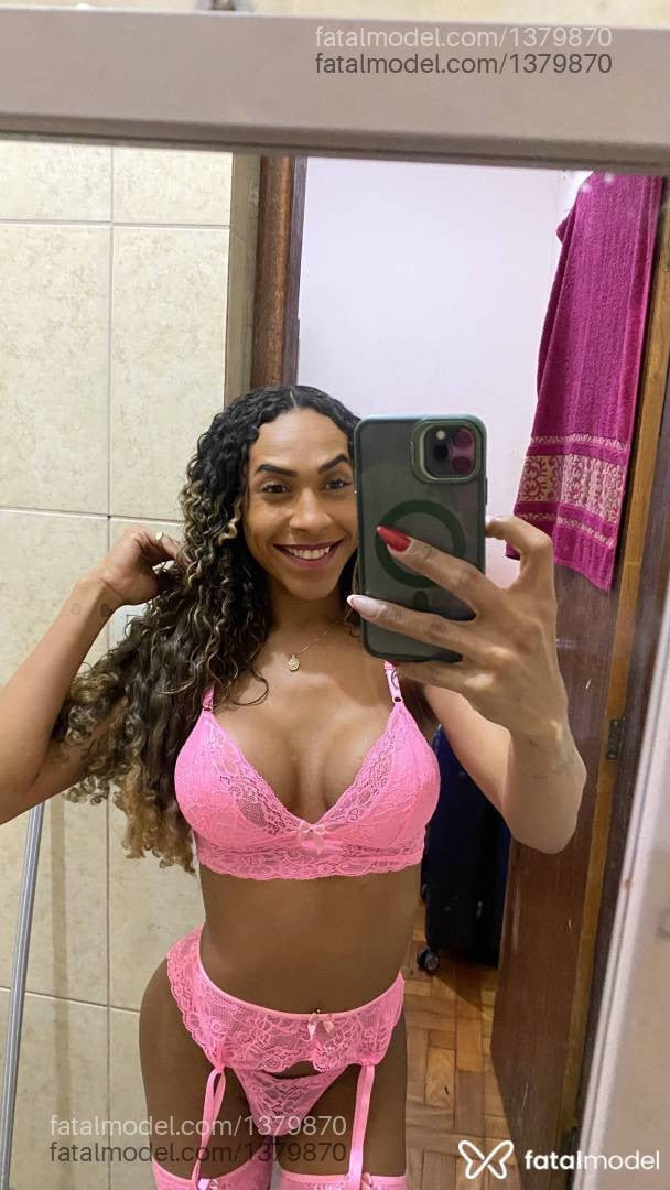 Acompanhante mulher trans morena (o) de olhos pretos - Sophia Menezes