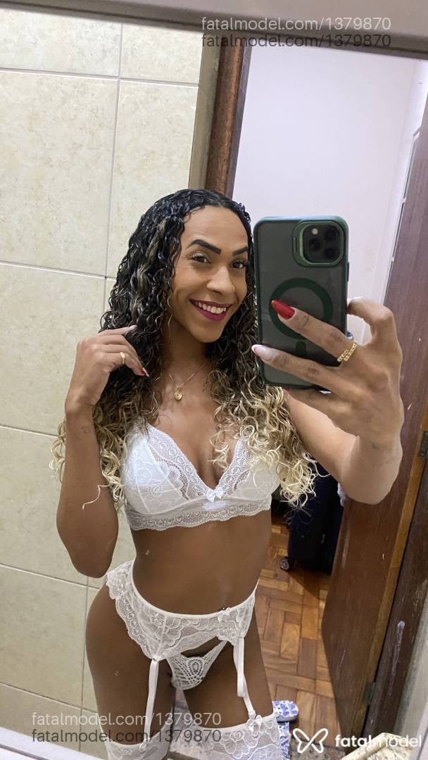 Acompanhante mulher trans morena (o) de olhos pretos - Sophia Menezes