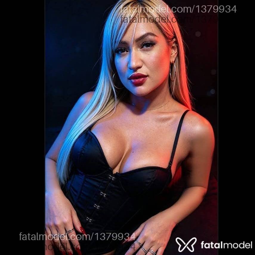 Acompanhante mulher loira (o) de olhos pretos - Jaddy
