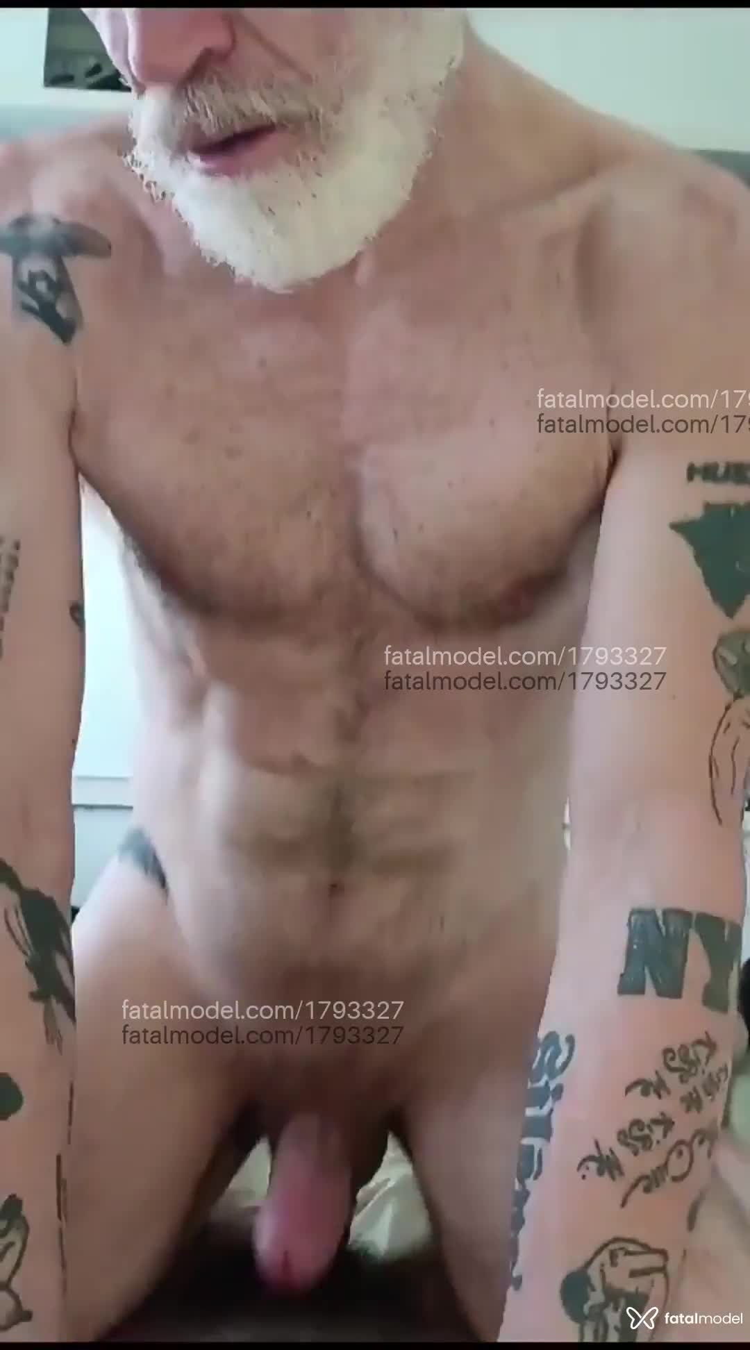 Acompanhante homem com cabelo grisalho de olhos azuis - Fernando Moz Acompanhante homem com cabelo grisalho de olhos azuis - Fernando Moz