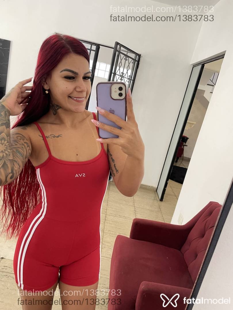 Acompanhante mulher com cabelo colorido de olhos castanhos - Sophia