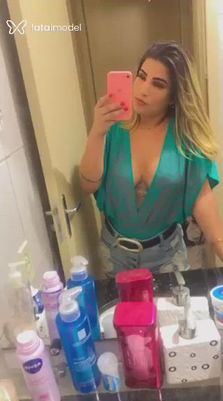 Acompanhante mulher loira (o) de olhos castanhos - Luany