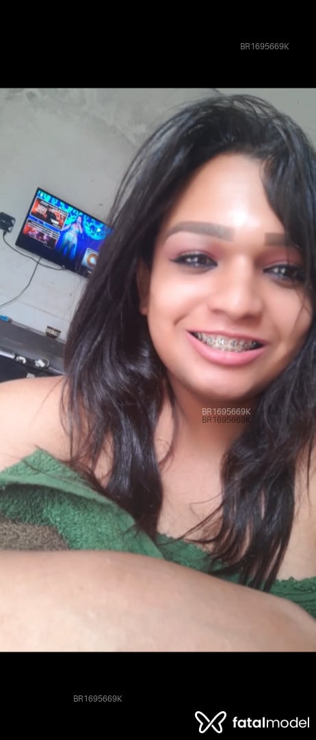 Acompanhante mulher trans com cabelo castanho de olhos pretos em Palmas - Paulinha ribeiro