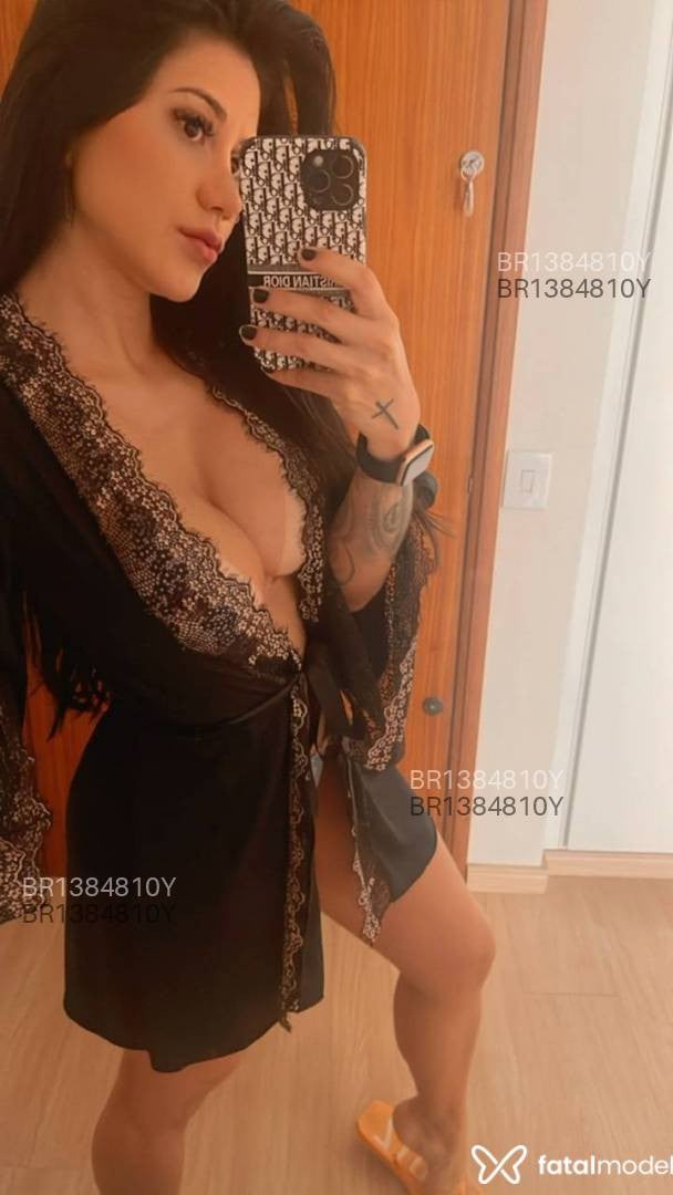 Acompanhante mulher com cabelo castanho de olhos castanhos em Virtual Acompanhante mulher com cabelo castanho de olhos castanhos em Virtual - Lavínia