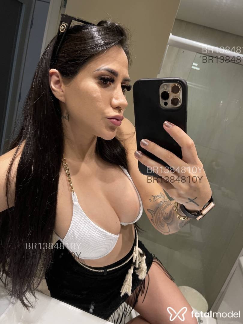 Acompanhante mulher com cabelo castanho de olhos castanhos em Virtual Acompanhante mulher com cabelo castanho de olhos castanhos em Virtual - Lavínia