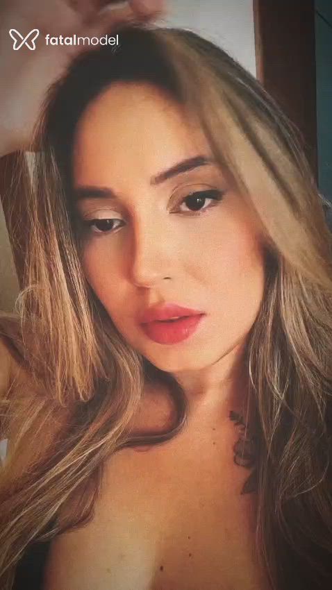 Acompanhante mulher loira (o) de olhos castanhos - Juliana