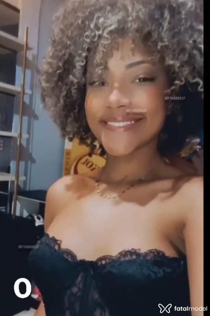 Acompanhante mulher morena (o) de olhos castanhos em Porto Alegre Acompanhante mulher morena (o) de olhos castanhos em Porto Alegre - Maduz