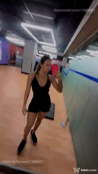 Acompanhante mulher loira (o) de olhos castanhos - Talía Lima