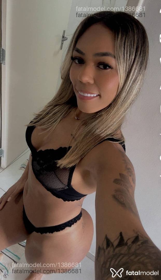 Acompanhante mulher loira (o) de olhos castanhos - Talía Lima
