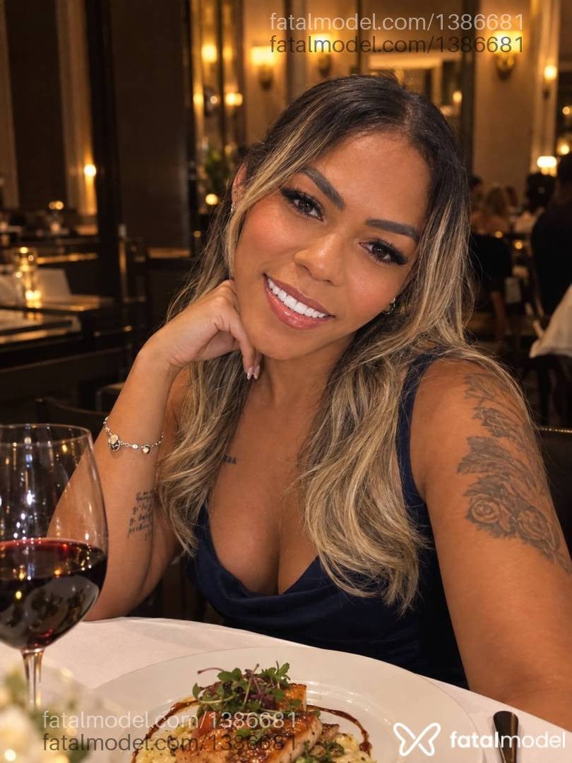 Acompanhante mulher loira (o) de olhos castanhos - Talía Lima