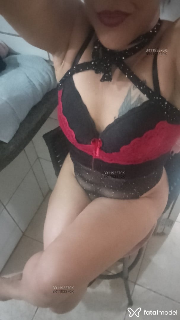 Acompanhante mulher com cabelo colorido de olhos castanhos - Geovanna Diaz