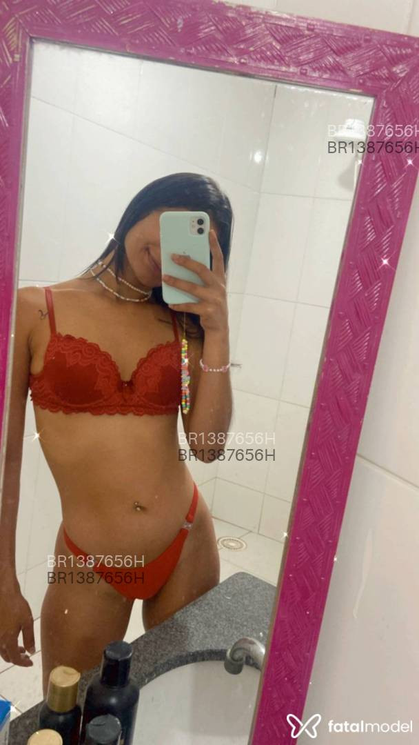 Acompanhante mulher com cabelo castanho de olhos castanhos - Vitória Acompanhante mulher com cabelo castanho de olhos castanhos - Vitória
