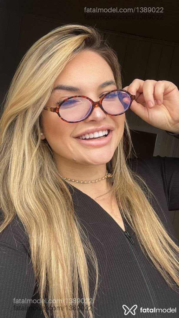 Acompanhante mulher loira (o) de olhos castanhos - Bianca Martinelli