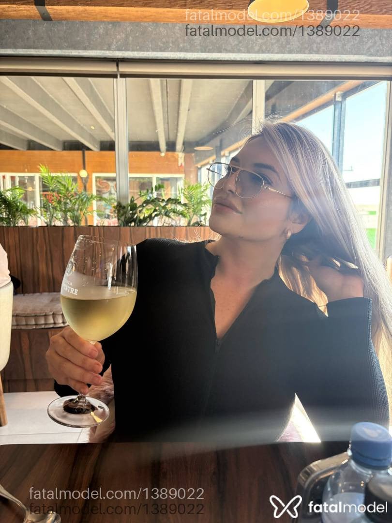 Acompanhante mulher loira (o) de olhos castanhos - Bianca Martinelli