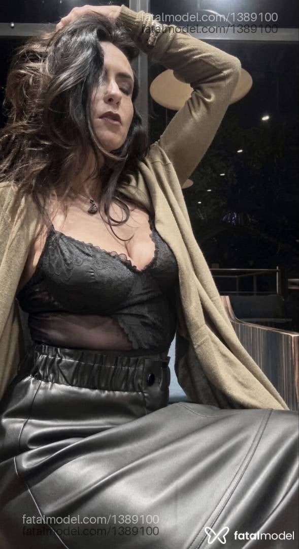 Acompanhante mulher com cabelo castanho de olhos castanhos - Isabella Monteiro