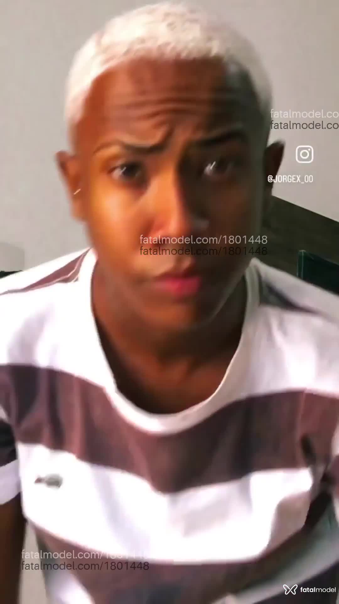 Acompanhante homem com cabelo castanho de olhos castanhos - Jotax Acompanhante homem com cabelo castanho de olhos castanhos - Jotax