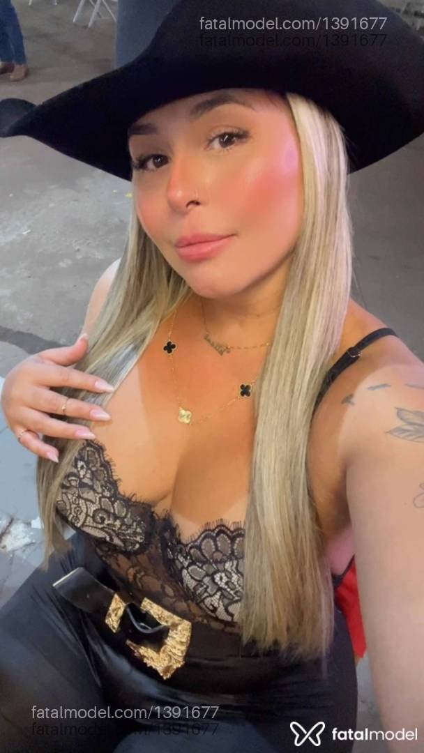 Acompanhante mulher loira (o) de olhos castanhos - BABI MILANNO