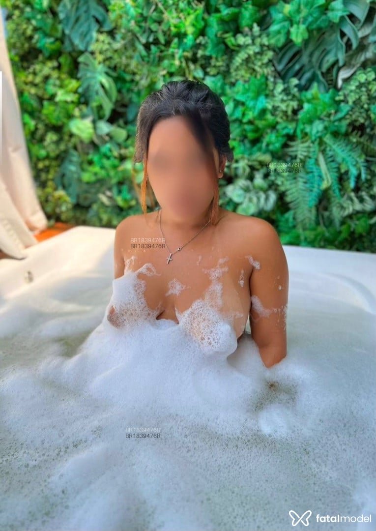 Acompanhante mulher com cabelo castanho de olhos pretos em Virtual Acompanhante mulher com cabelo castanho de olhos pretos em Virtual - Angel