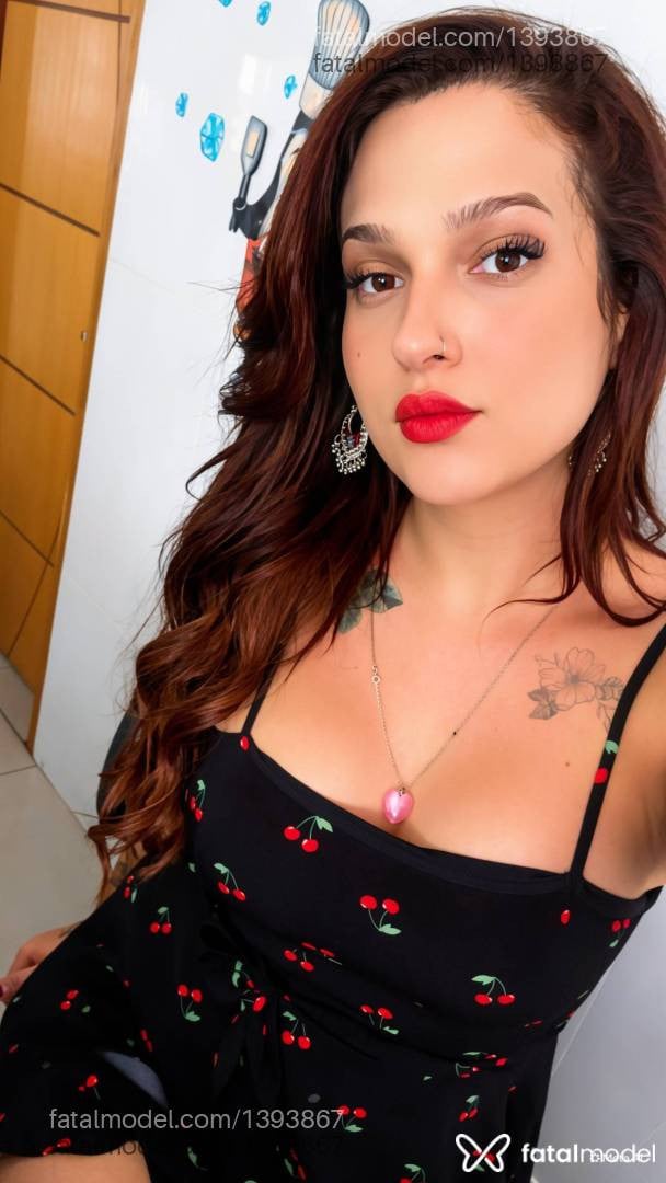 Acompanhante mulher trans com cabelo castanho de olhos castanhos - Luana Rodrigues