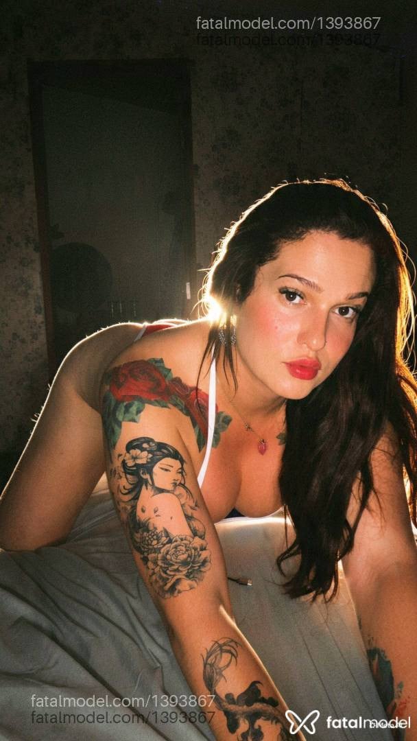 Acompanhante mulher trans com cabelo castanho de olhos castanhos - Luana Rodrigues