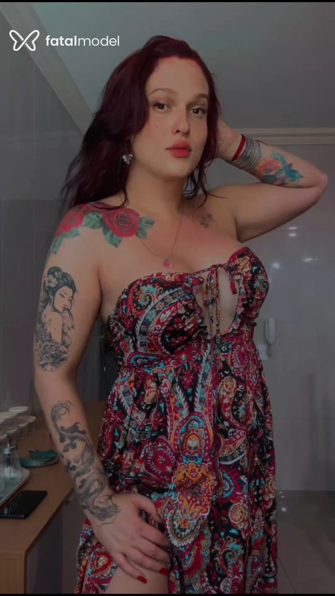 Acompanhante mulher trans com cabelo castanho de olhos castanhos - Luana Rodrigues