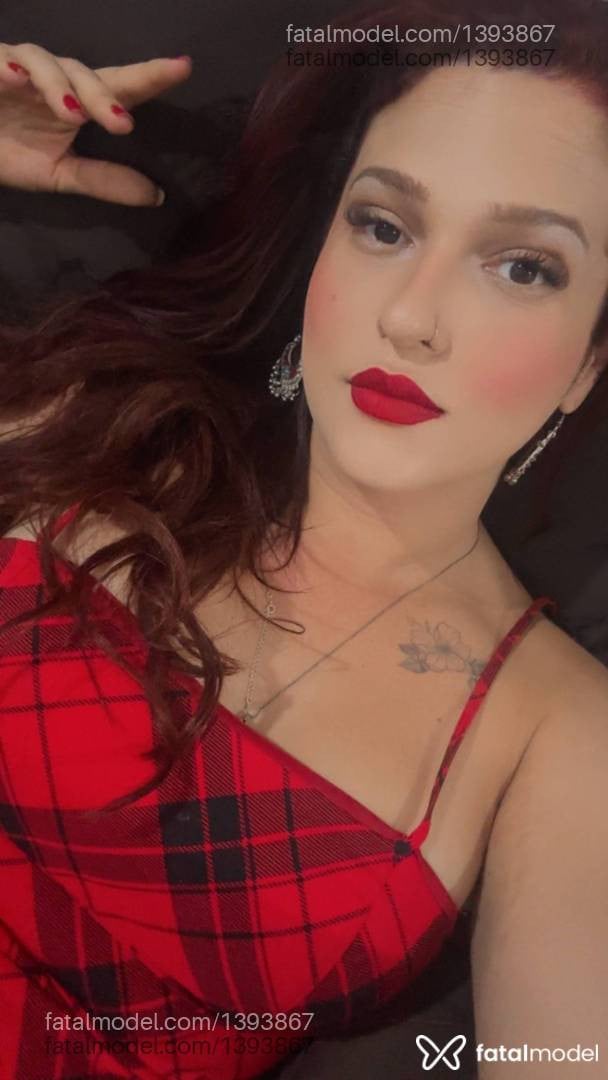 Acompanhante mulher trans com cabelo castanho de olhos castanhos - Luana Rodrigues