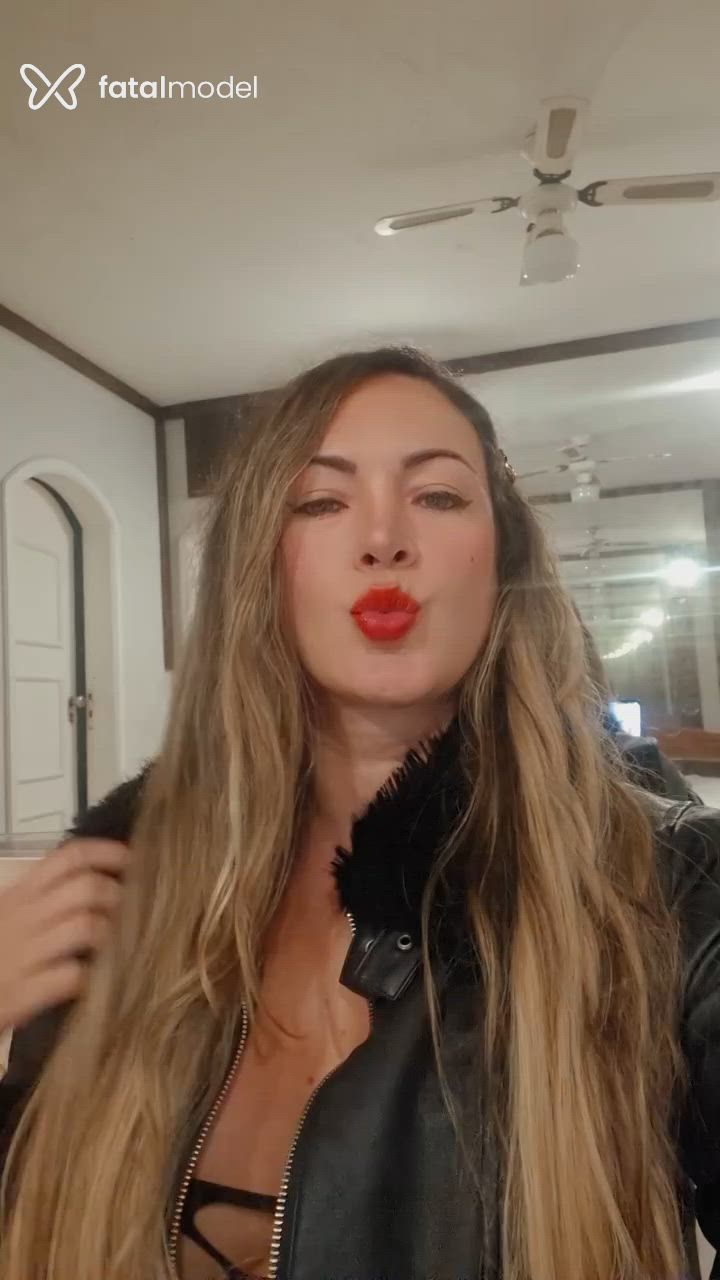 Acompanhante mulher loira (o) de olhos cinza - Katrina