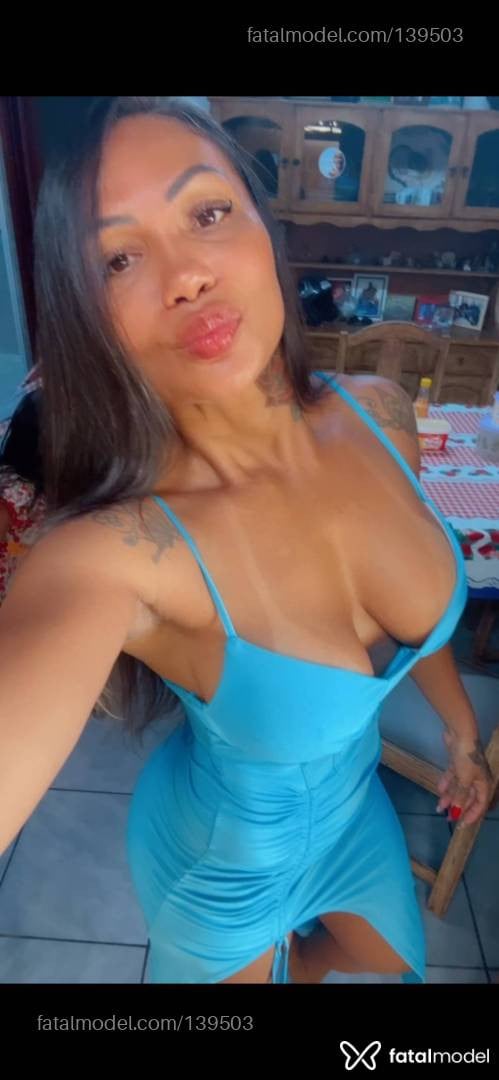 Acompanhante mulher loira (o) de olhos castanhos - Débora