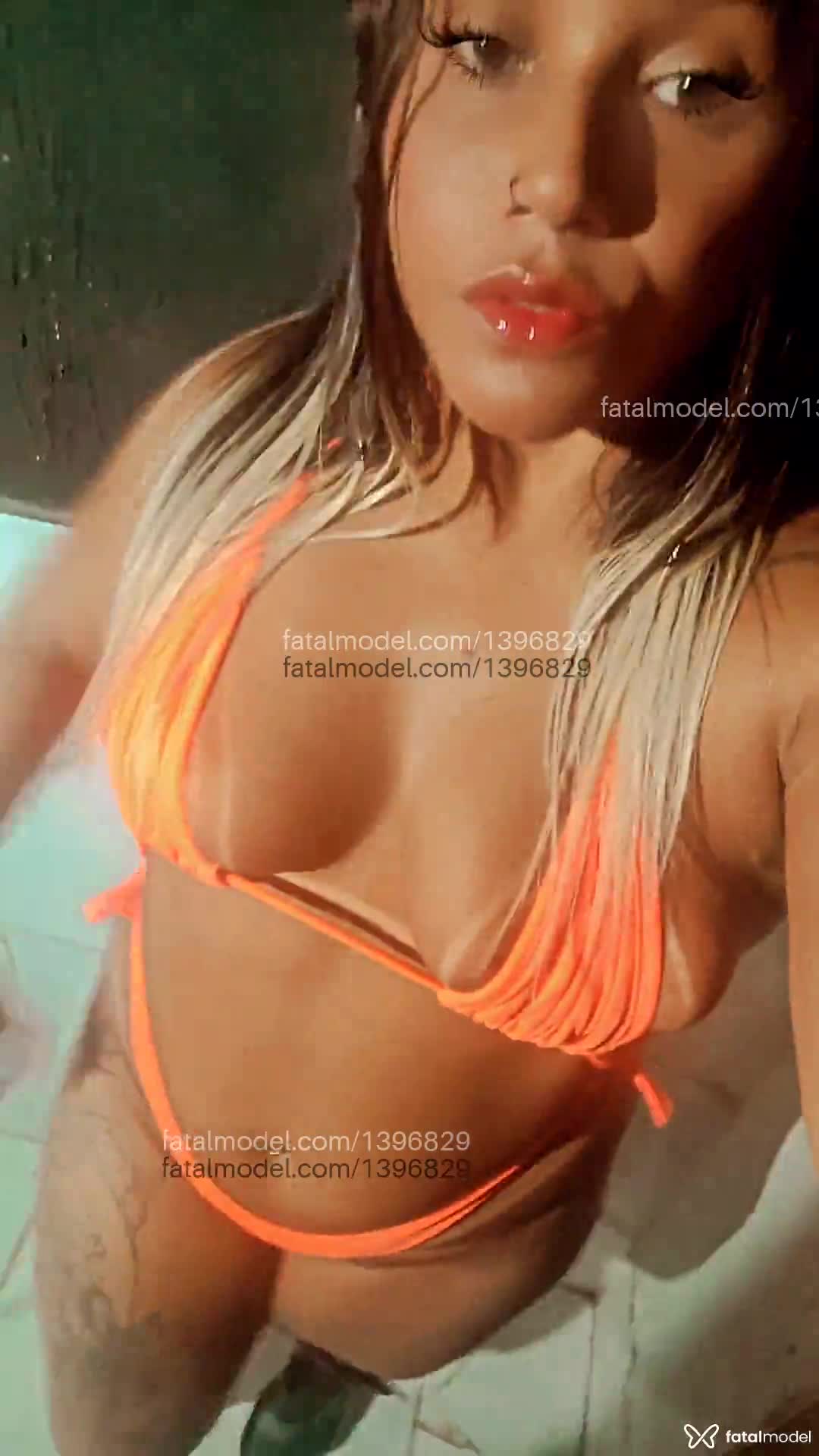 Acompanhante mulher loira (o) de olhos castanhos em Araruama Acompanhante mulher loira (o) de olhos castanhos em Araruama - Mel Santos
