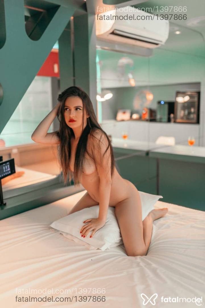 Acompanhante mulher com cabelo castanho de olhos castanhos - Priscila Medeiros