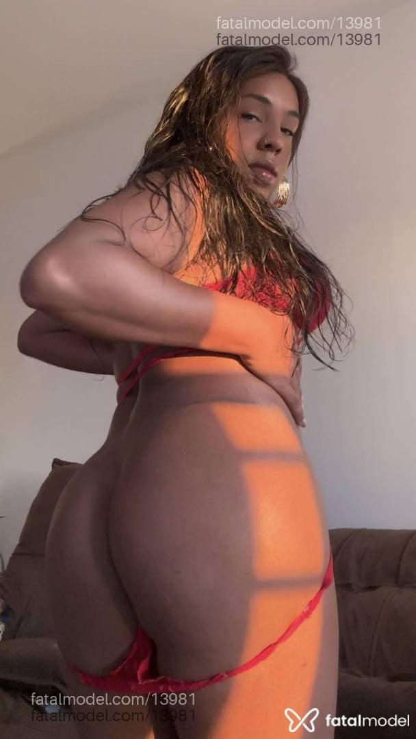Acompanhante mulher trans morena (o) de olhos castanhos - Gabriella Amarante