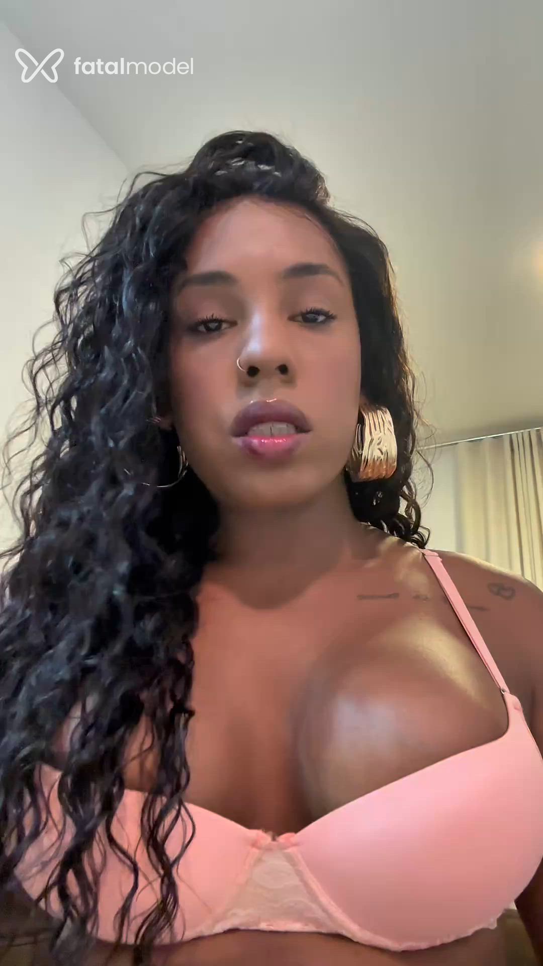 Acompanhante mulher trans morena (o) de olhos castanhos - Gabriella Amarante Acompanhante mulher trans morena (o) de olhos castanhos - Gabriella Amarante