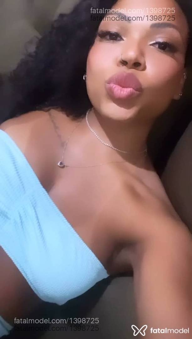 Acompanhante mulher morena (o) de olhos pretos - Valentina Torres