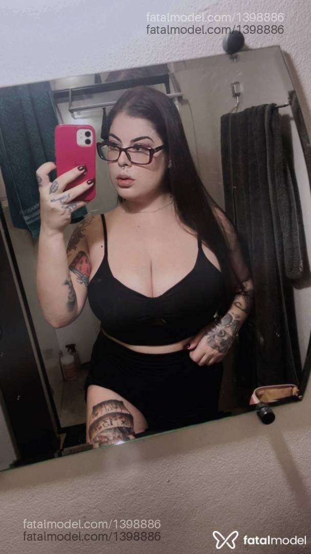 Acompanhante mulher com cabelo castanho de olhos castanhos - Sarah Aguiar