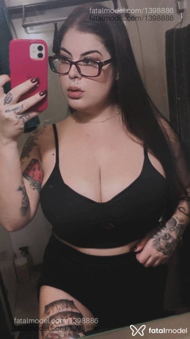 Acompanhante mulher com cabelo castanho de olhos castanhos - Sarah Aguiar