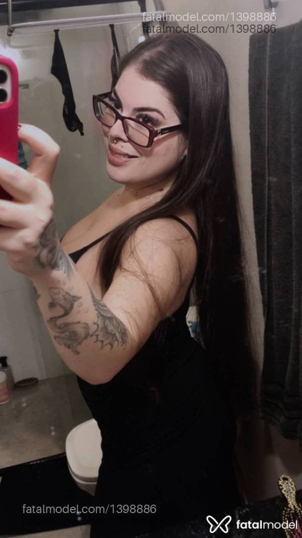 Acompanhante mulher com cabelo castanho de olhos castanhos - Sarah Aguiar