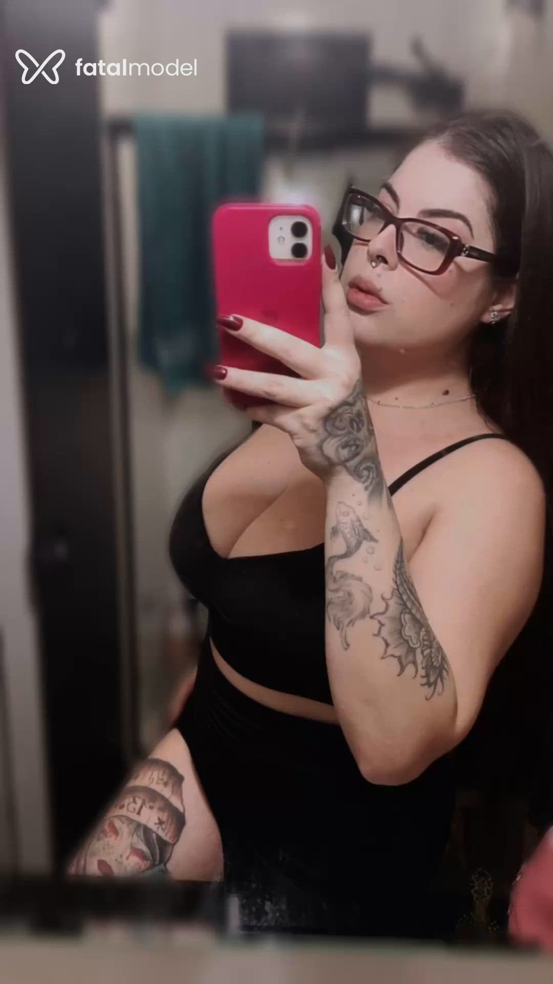 Acompanhante mulher com cabelo castanho de olhos castanhos - Sarah Aguiar