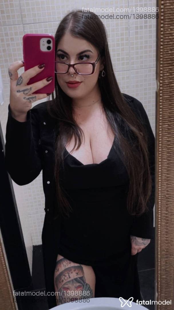 Acompanhante mulher com cabelo castanho de olhos castanhos - Sarah Aguiar